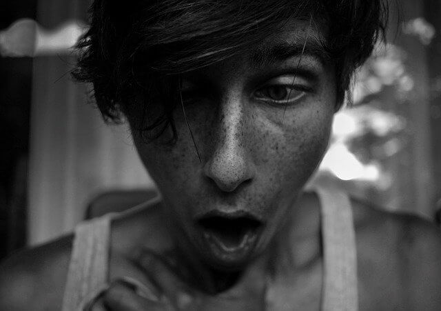 femme qui s'étrangle